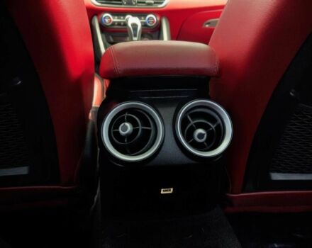 Черный Альфа Ромео Джулия, объемом двигателя 2 л и пробегом 33 тыс. км за 18000 $, фото 14 на Automoto.ua