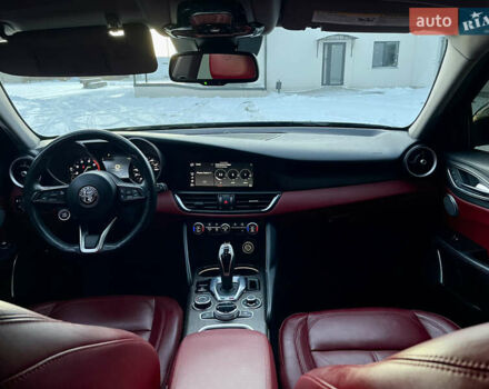 Чорний Альфа Ромео Джулія, об'ємом двигуна 2 л та пробігом 94 тис. км за 19999 $, фото 12 на Automoto.ua