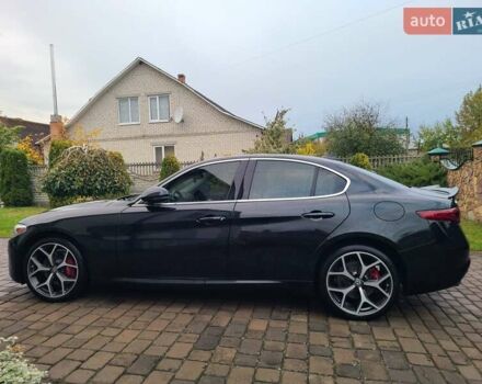 Чорний Альфа Ромео Джулія, об'ємом двигуна 2 л та пробігом 74 тис. км за 20900 $, фото 10 на Automoto.ua