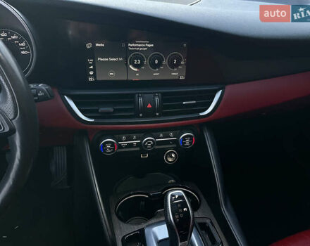 Чорний Альфа Ромео Джулія, об'ємом двигуна 2 л та пробігом 94 тис. км за 19999 $, фото 14 на Automoto.ua