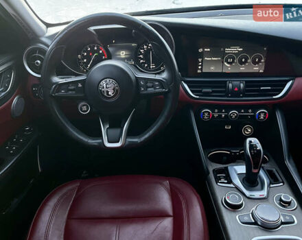 Чорний Альфа Ромео Джулія, об'ємом двигуна 2 л та пробігом 94 тис. км за 19999 $, фото 21 на Automoto.ua