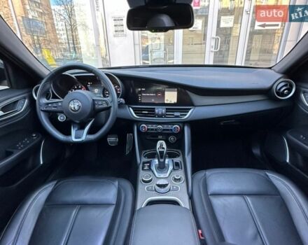 Черный Альфа Ромео Джулия, объемом двигателя 2 л и пробегом 100 тыс. км за 24999 $, фото 24 на Automoto.ua