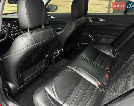 Червоний Альфа Ромео Джулія, об'ємом двигуна 2 л та пробігом 120 тис. км за 19999 $, фото 24 на Automoto.ua