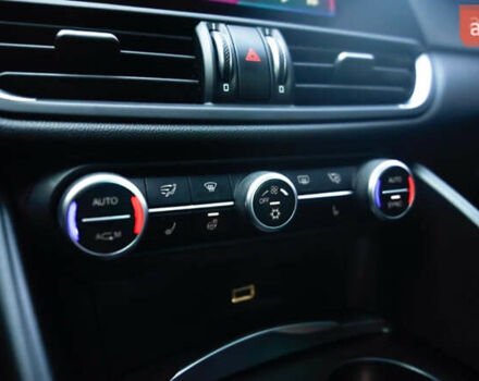 Красный Альфа Ромео Джулия, объемом двигателя 2 л и пробегом 145 тыс. км за 19700 $, фото 23 на Automoto.ua