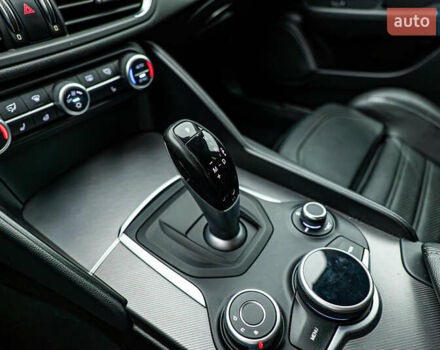 Красный Альфа Ромео Джулия, объемом двигателя 2 л и пробегом 157 тыс. км за 23606 $, фото 18 на Automoto.ua