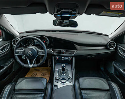 Красный Альфа Ромео Джулия, объемом двигателя 2 л и пробегом 157 тыс. км за 23606 $, фото 9 на Automoto.ua