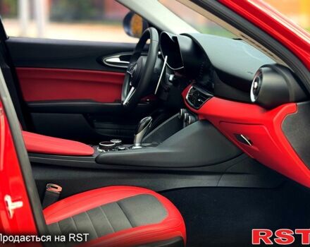 Красный Альфа Ромео Джулия, объемом двигателя 2.1 л и пробегом 200 тыс. км за 20000 $, фото 6 на Automoto.ua