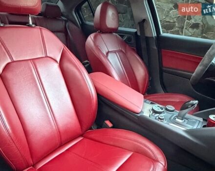 Червоний Альфа Ромео Джулія, об'ємом двигуна 2 л та пробігом 70 тис. км за 18900 $, фото 11 на Automoto.ua