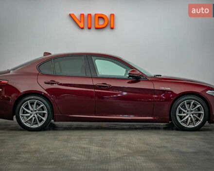 Красный Альфа Ромео Джулия, объемом двигателя 2 л и пробегом 157 тыс. км за 23606 $, фото 3 на Automoto.ua