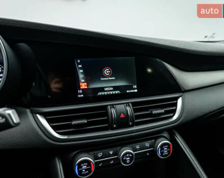 Красный Альфа Ромео Джулия, объемом двигателя 2 л и пробегом 157 тыс. км за 23606 $, фото 16 на Automoto.ua