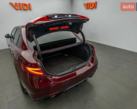 Красный Альфа Ромео Джулия, объемом двигателя 2 л и пробегом 157 тыс. км за 23606 $, фото 6 на Automoto.ua