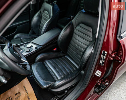 Красный Альфа Ромео Джулия, объемом двигателя 2 л и пробегом 157 тыс. км за 23606 $, фото 8 на Automoto.ua