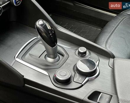 Червоний Альфа Ромео Джулія, об'ємом двигуна 2 л та пробігом 88 тис. км за 18700 $, фото 11 на Automoto.ua