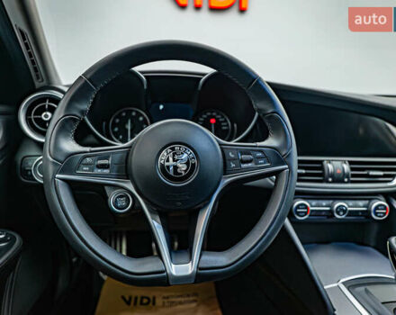 Красный Альфа Ромео Джулия, объемом двигателя 2 л и пробегом 157 тыс. км за 23606 $, фото 11 на Automoto.ua