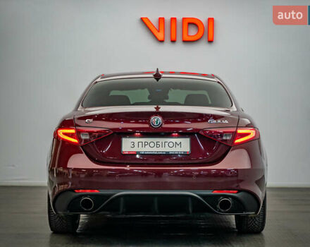 Красный Альфа Ромео Джулия, объемом двигателя 2 л и пробегом 157 тыс. км за 23606 $, фото 5 на Automoto.ua