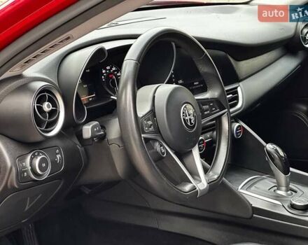 Червоний Альфа Ромео Джулія, об'ємом двигуна 2 л та пробігом 88 тис. км за 18700 $, фото 12 на Automoto.ua