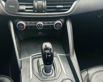 Красный Альфа Ромео Джулия, объемом двигателя 2 л и пробегом 112 тыс. км за 19900 $, фото 15 на Automoto.ua