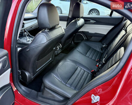 Красный Альфа Ромео Джулия, объемом двигателя 2 л и пробегом 40 тыс. км за 26700 $, фото 21 на Automoto.ua