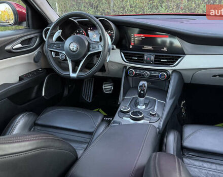 Красный Альфа Ромео Джулия, объемом двигателя 2 л и пробегом 40 тыс. км за 26700 $, фото 43 на Automoto.ua