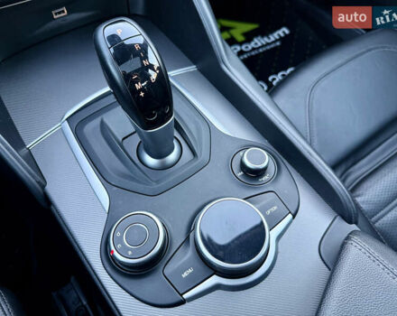 Красный Альфа Ромео Джулия, объемом двигателя 2 л и пробегом 40 тыс. км за 26700 $, фото 26 на Automoto.ua