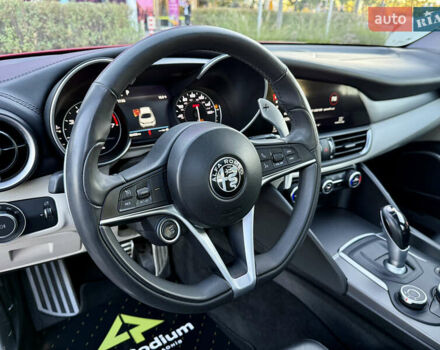 Красный Альфа Ромео Джулия, объемом двигателя 2 л и пробегом 40 тыс. км за 26700 $, фото 24 на Automoto.ua