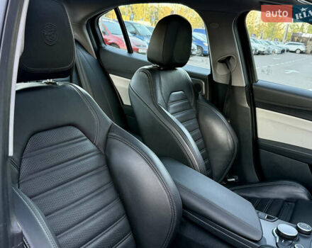 Красный Альфа Ромео Джулия, объемом двигателя 2 л и пробегом 40 тыс. км за 26700 $, фото 40 на Automoto.ua