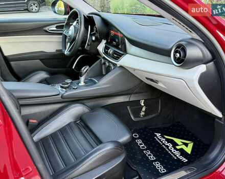 Красный Альфа Ромео Джулия, объемом двигателя 2 л и пробегом 40 тыс. км за 26700 $, фото 38 на Automoto.ua