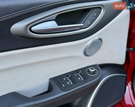 Красный Альфа Ромео Джулия, объемом двигателя 2 л и пробегом 40 тыс. км за 26700 $, фото 17 на Automoto.ua