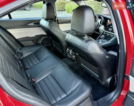 Красный Альфа Ромео Джулия, объемом двигателя 2 л и пробегом 40 тыс. км за 26700 $, фото 42 на Automoto.ua