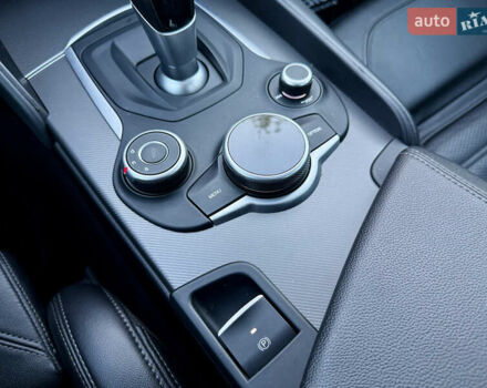 Красный Альфа Ромео Джулия, объемом двигателя 2 л и пробегом 40 тыс. км за 26700 $, фото 25 на Automoto.ua