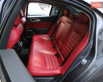 Сірий Альфа Ромео Джулія, об'ємом двигуна 2 л та пробігом 75 тис. км за 17500 $, фото 9 на Automoto.ua