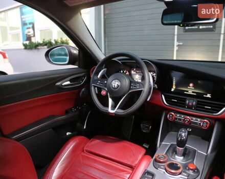 Сірий Альфа Ромео Джулія, об'ємом двигуна 2 л та пробігом 75 тис. км за 17500 $, фото 14 на Automoto.ua