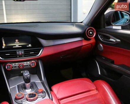 Сірий Альфа Ромео Джулія, об'ємом двигуна 2 л та пробігом 75 тис. км за 17500 $, фото 12 на Automoto.ua