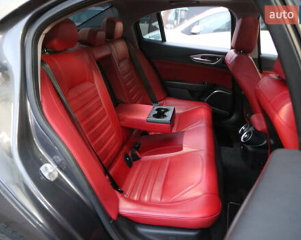 Сірий Альфа Ромео Джулія, об'ємом двигуна 2 л та пробігом 75 тис. км за 17500 $, фото 10 на Automoto.ua