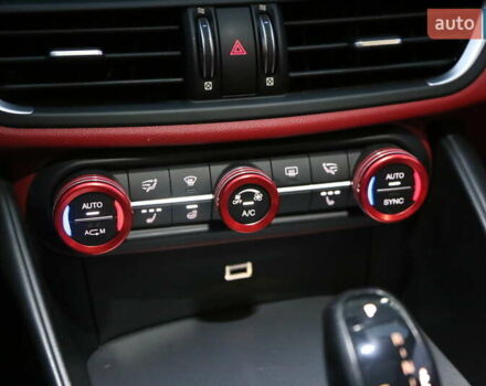 Сірий Альфа Ромео Джулія, об'ємом двигуна 2 л та пробігом 75 тис. км за 17500 $, фото 20 на Automoto.ua