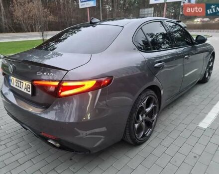 Серый Альфа Ромео Джулия, объемом двигателя 2 л и пробегом 74 тыс. км за 17100 $, фото 5 на Automoto.ua