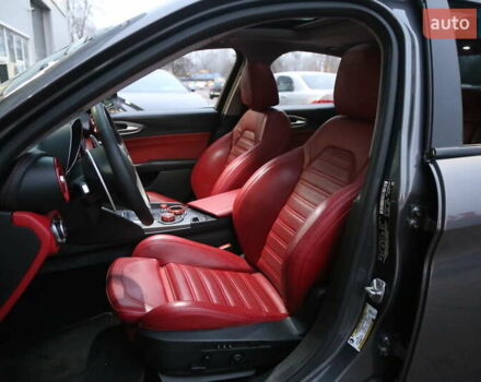 Сірий Альфа Ромео Джулія, об'ємом двигуна 2 л та пробігом 75 тис. км за 17500 $, фото 8 на Automoto.ua