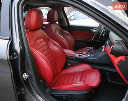 Сірий Альфа Ромео Джулія, об'ємом двигуна 2 л та пробігом 75 тис. км за 17500 $, фото 11 на Automoto.ua