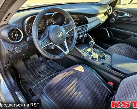 Сірий Альфа Ромео Джулія, об'ємом двигуна 2 л та пробігом 66 тис. км за 21500 $, фото 8 на Automoto.ua