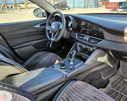 Серый Альфа Ромео Джулия, объемом двигателя 2 л и пробегом 66 тыс. км за 25000 $, фото 5 на Automoto.ua