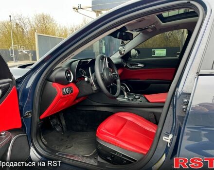 Сірий Альфа Ромео Джулія, об'ємом двигуна 2 л та пробігом 77 тис. км за 25000 $, фото 5 на Automoto.ua