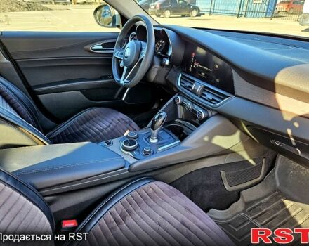 Сірий Альфа Ромео Джулія, об'ємом двигуна 2 л та пробігом 66 тис. км за 21500 $, фото 5 на Automoto.ua