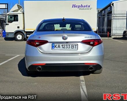 Сірий Альфа Ромео Джулія, об'ємом двигуна 2 л та пробігом 66 тис. км за 21500 $, фото 4 на Automoto.ua