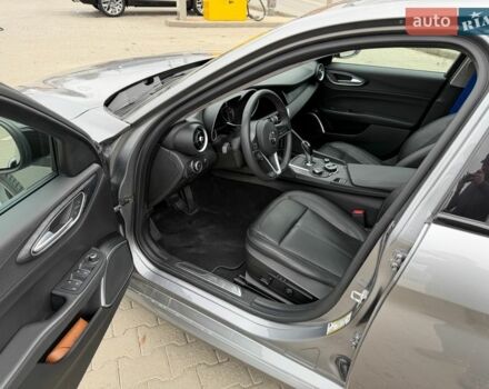 Сірий Альфа Ромео Джулія, об'ємом двигуна 2 л та пробігом 60 тис. км за 20700 $, фото 6 на Automoto.ua