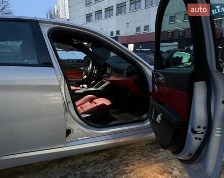 Серый Альфа Ромео Джулия, объемом двигателя 2 л и пробегом 102 тыс. км за 26800 $, фото 5 на Automoto.ua