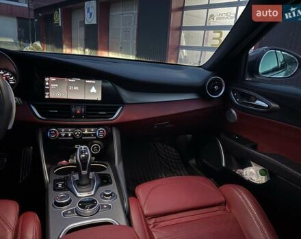 Серый Альфа Ромео Джулия, объемом двигателя 2 л и пробегом 102 тыс. км за 26800 $, фото 27 на Automoto.ua