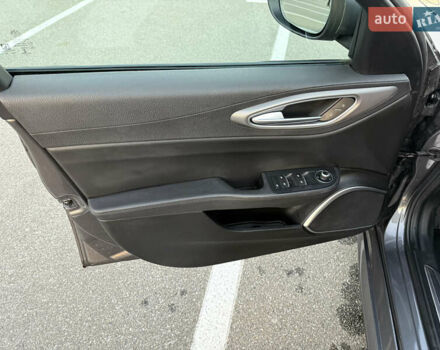 Серый Альфа Ромео Джулия, объемом двигателя 2 л и пробегом 50 тыс. км за 19500 $, фото 7 на Automoto.ua