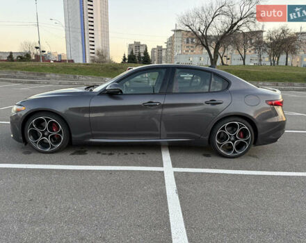 Серый Альфа Ромео Джулия, объемом двигателя 2 л и пробегом 50 тыс. км за 19500 $, фото 3 на Automoto.ua