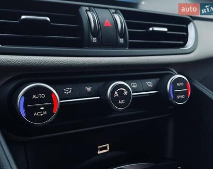 Синій Альфа Ромео Джулія, об'ємом двигуна 2 л та пробігом 122 тис. км за 16999 $, фото 15 на Automoto.ua