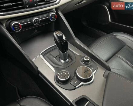 Синій Альфа Ромео Джулія, об'ємом двигуна 2 л та пробігом 126 тис. км за 19650 $, фото 13 на Automoto.ua